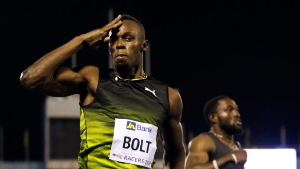 Usain Bolt probíhá cílem svého posledního závodu na Jamajce