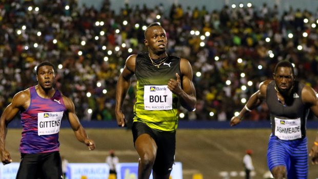 Usain Bolt při závodech v Kingstonu