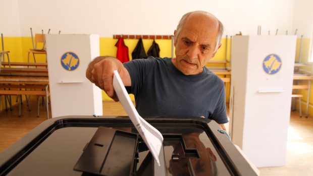 Kosované hlasují v předčasných volbách do parlamentu.