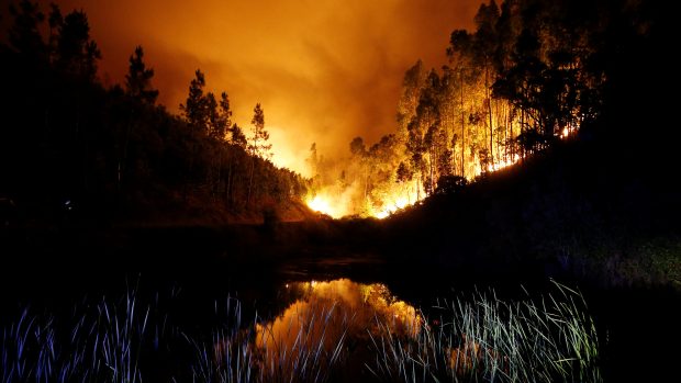 Požár se rychle šíří dál, což podporují i extrémně vysoké teploty panující na celém Pyrenejském poloostrově