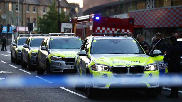 Policie u londýnského parku Finsbury.