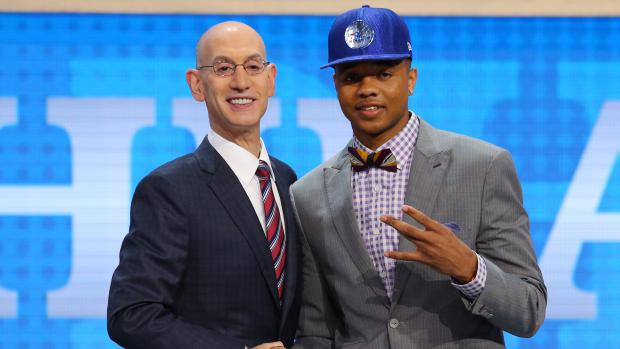 Jednička letošního draftu Markelle Fultz (vpravo)