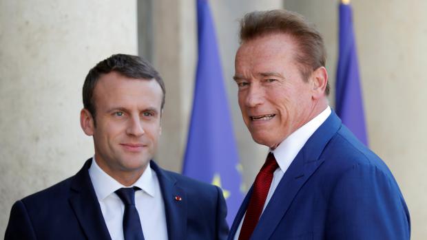 Emmanuel Macron a Arnold Schwarzenegger.