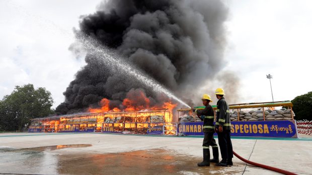 Hasiči jsou připraveni hasit oheň ze zapálených drog k  Mezinárodnímu dni boje proti zneužívání drog a nezákonnému obchodování s nimi. Yangon, Myanmar