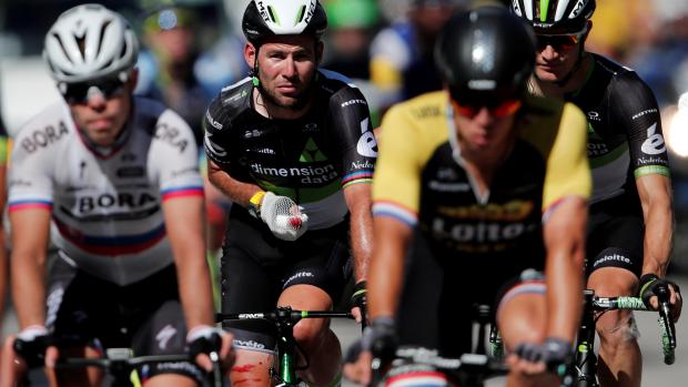 Mark Cavendish ( druhá zleva) po pádu ve čtvrté etapě.