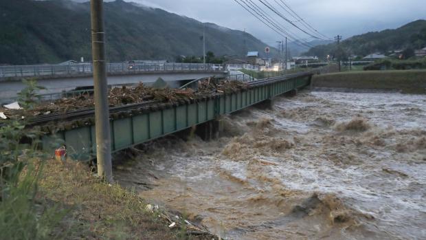 Rozvodněná řeka Hikosan v japonské prefektuře Fukuoka.