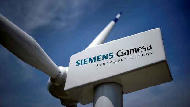 Model větrné turbíny s logem společnosti Siemens