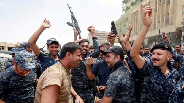 Příslušníci Irácké armády se radují z dobytí města.