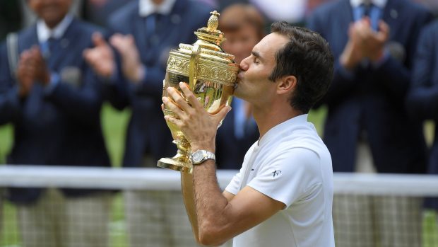 Roger Federer s trofejí pro vítěze Wimbledonu