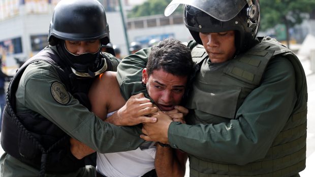 Střety mezi demonstranty a venezuelskou policií pokračují.