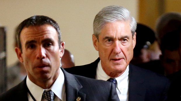 Zvláštní americký vyšetřovatel Robert Mueller (vpravo)