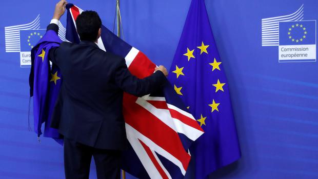 V sídle Evropské komise věší vlajky před prvním jednáním s Velkou Británii o brexitu