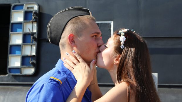 Žena líbá na rozloučenou vojáka ruské armády, který míří do války s Islámským státem (ilustrační foto)
