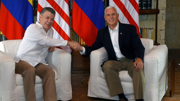 Kolumbijský prezident Juan Manuel Santos (vlevo) a americký viceprezident Mike Pence.