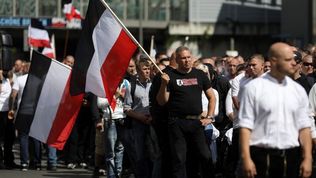 Několik stovek neonacistů se sešlo na manifestaci v berlínské čtvrti Špandavě, aby si připomněli úmrtí Rudolfa Hesse.