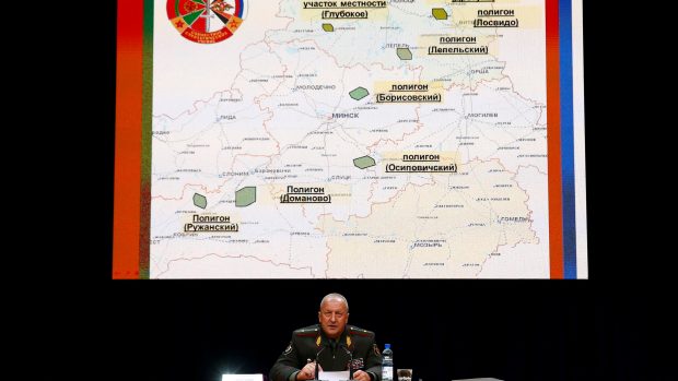 Náměstek běloruského ministerstva obrany Oleg Bělokoněv na tiskové konferenci k manévrům Zapad 2017 na konci srpna 2017