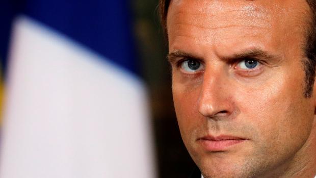 Prezident Macron, který je povoláním bankéř a býval ministrem hospodářství, varoval, že „ztratit Evropskou unii by byla politická a historická sebevražda.“