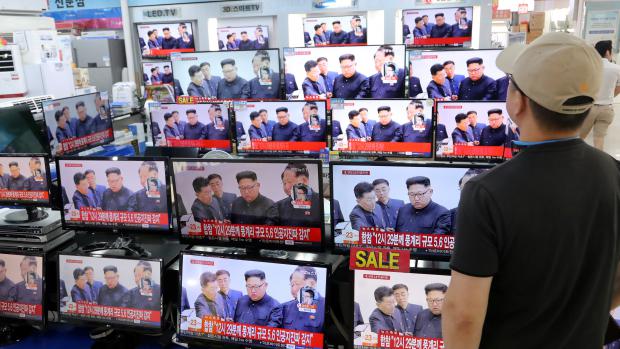 Muž v obchodě v Soulu sleduje zprávy o severokorejském testu