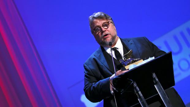 Režisér Guillermo Del Toro během svého projevu. Jeho film The Shape of Water vyhrál Zlatého lva za nejlepší film