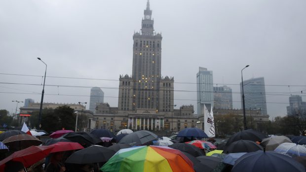 Rok po tzv. černém protestu proti úplnému zákazu potratů a jejich kriminalizaci se v desítkách měst znovu protestovalo