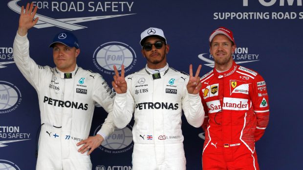 Tři nejrychlejší z kvalifikace na Velkou cenu Japonska. Zleva Valtteri Bottas, Lewis Hamilton a Sebastian Vettel