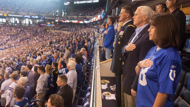 Viceprezident Mike Pence a jeho žena Karen při hymně na začátku  zápasu v americkém fotbalu mezi mužstvy Indianapolis Colts a San Francisco 49ers ve státě Indiana.