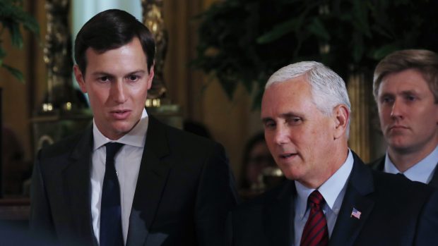 Poradce amerického prezidenta Donalda Trumpa Jared Kushner a viceprezident Mike Pence