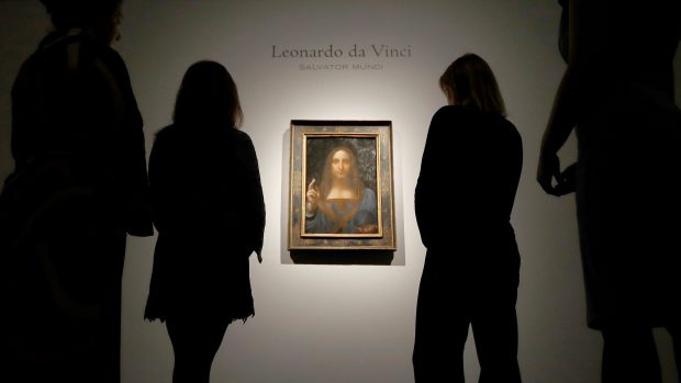 Plátno Salvator mundi zobrazuje Krista v modrém oděvu, jak žehná pravicí s překříženými prsty a v levé ruce drží křišťálovou kouli. Da Vinci ho namaloval kolem roku 1500