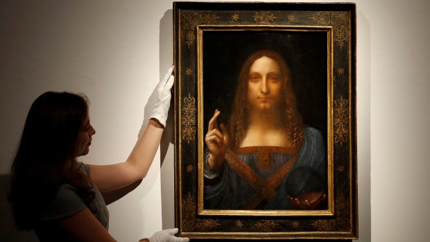 Plátno Salvator mundi  zobrazuje Krista v modrém oděvu, jak žehná pravicí s překříženými prsty a v levé ruce drží křišťálovou kouli. Da Vinci ho namaloval kolem roku 1500