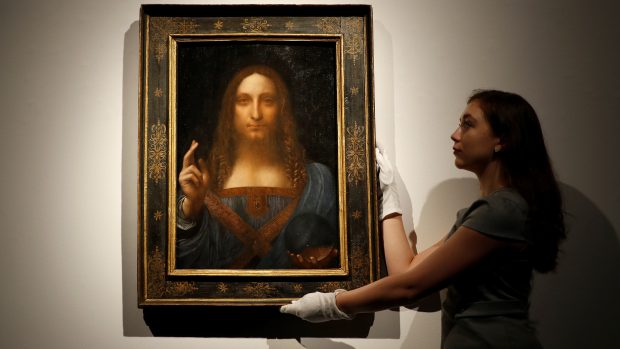 Plátno Salvator Mundi od Leonarda da Vinciho v aukční síni Christie&#039;s