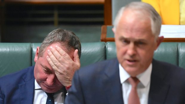 Končící australský místopředseda vlády Barnaby Joyce (vlevo) a premiér Malcolm Turnbull