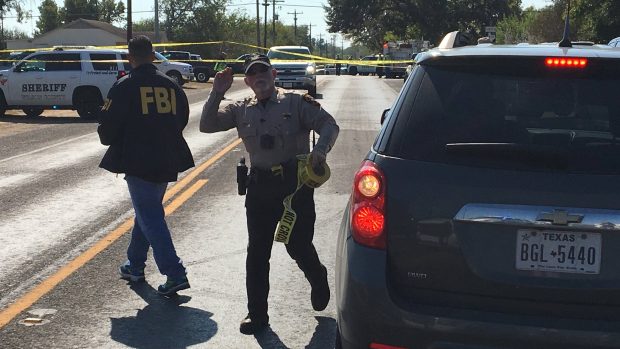 Agent FBI v texaském Sutherland Springs, kde střelec zavraždil v kostele několik desítek lidí.