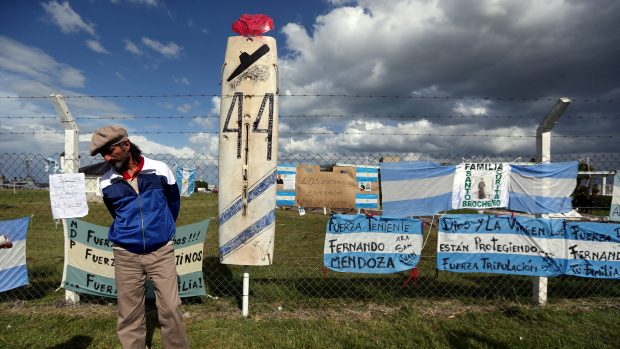 Vzkazy pro 44 ztracených námořníků z ponorky San Juan, které visí před námořní základnou v Mar del Plata