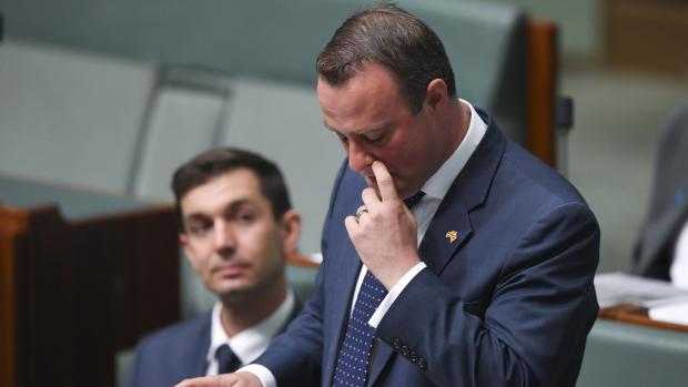 Australský poslanec Tim Wilson požádal při projednávání zákona o sňatcích homosexuálů svého partnera o ruku