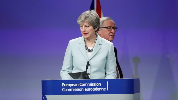 Britská premiérka Theresa Mayová na setkání Evropské komise, v pozadí předseda EK Jean-Claude Juncker.