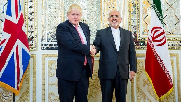 Britský ministr zahraničí Boris Johnson a jeho íránský protějšek Mohammad Džavád Zaríf