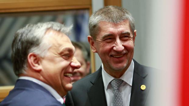 Maďarský premiér Viktor Orbán a český premiér Andrej Babiš na evropském summitu v Bruselu 14. prosince 2017