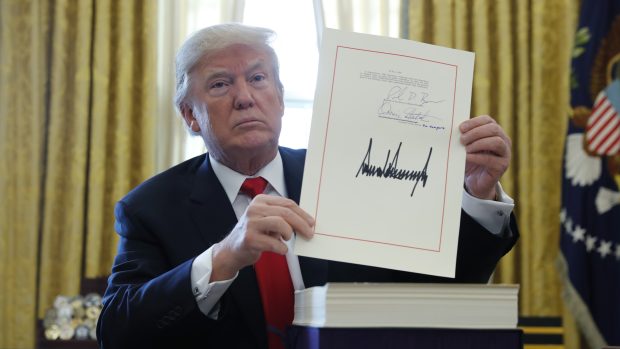 Donald Trump s podpisem daňové zákony