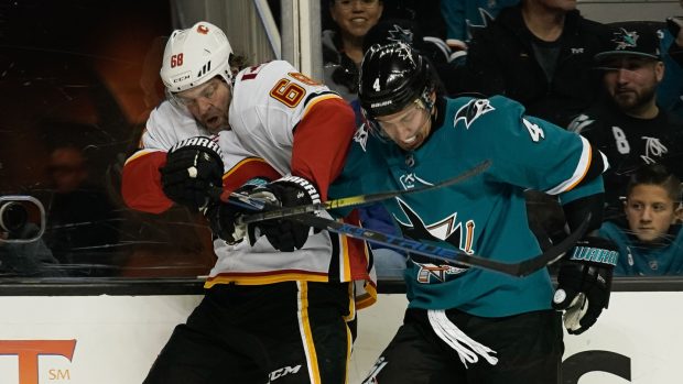 Jaromír Jágr (vlevo) bojuje u hrazení s Brendenem Dillonem ze San José Sharks.