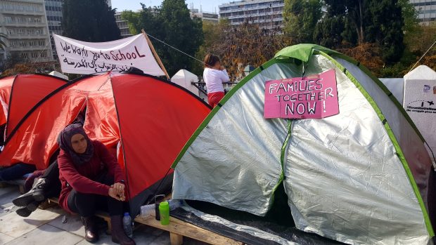 Syrští uprchlíci v Aténách drželi hladovku, aby se mohli znovu shledat se svými rodinami