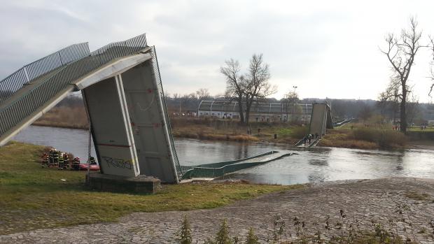 Zřícená visutá lávka přes Vltavu v Praze-Troji.