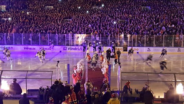 Hráči týmu IFK Helsinki i Kärpät Oulu nastoupili v dresech v národních barvách.