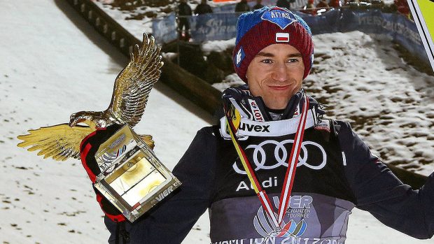 Kamil Stoch s trofejí