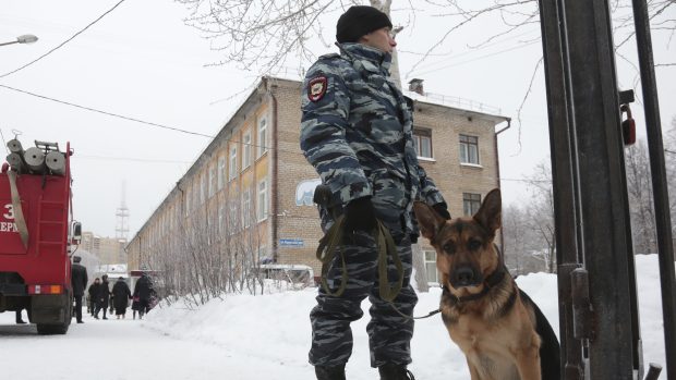 Školu, kde se útok odehrál, střežila celý den policie.