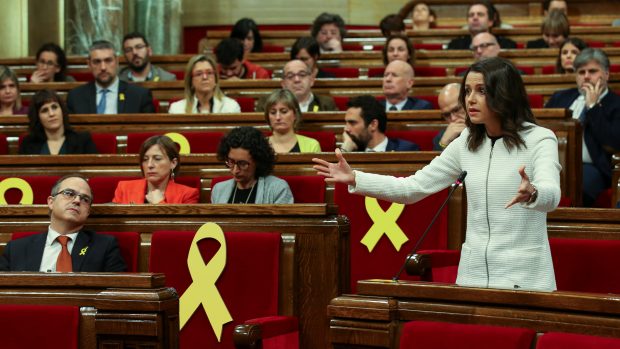 Ines Arrimadasová, lídryně vítězné unionistické strany Ciudadanos, hovoří na prvním zasedání katalánského parlamentu po regionálních volbách v Barceloně (17. ledna 2018).