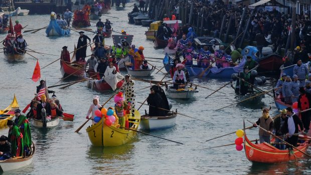 Koncem 18. století byl karneval z popudu Vatikánu zvláštním výnosem proti pokleslým mravům zrušen; zprvu nevinné hry se závody lodí se totiž mnohdy zvrhávaly ve frivolní orgie. Obnoven byl až v roce 1979