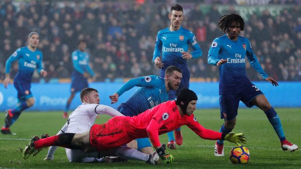 Petr Čech v zápase Arsenalu se Swansea