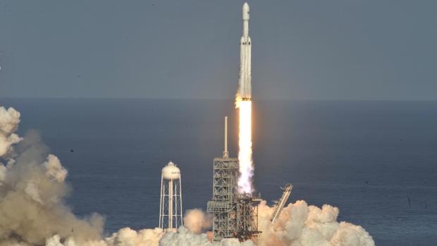 Start nejsilnější rakety současnosti Falcon Heavy společnosti SpaceX 6. února 2018.