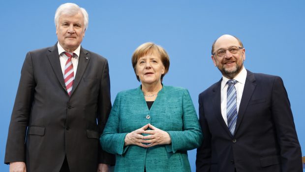 Šéf bavorské CSU Horst Seehofer, kancléřka Angela Merkelová z CDU a předseda SPD Martin Schulz