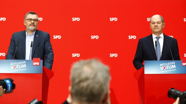 Sociální demokraté Dietmar Nietan (vlevo) a úřadující předseda Olaf Scholz oznamují výsledky hlasování o velké koalici s CDU/CSU.